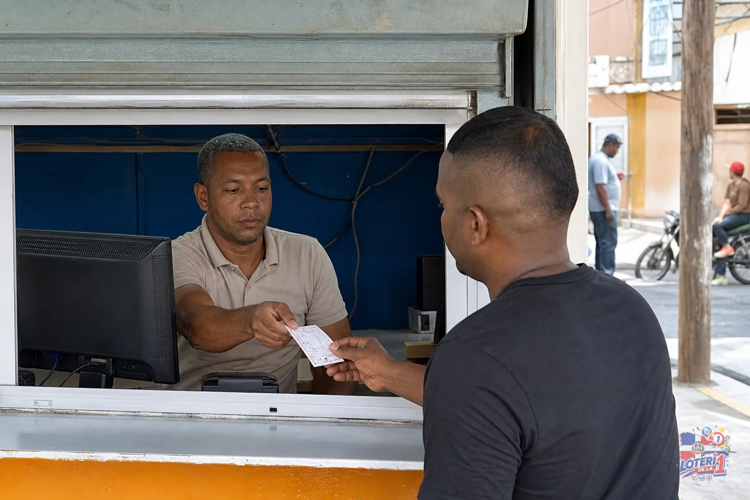 Terminal de banca de lotería dominicana con ticket impreso y horario de sorteos visible sin números legibles
