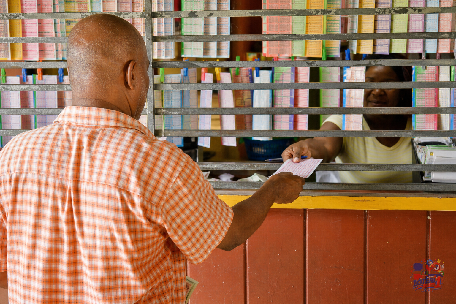 Una persona comprando un boleto de lotería en un mostrador, con un enfoque nítido en la acción de la compra.