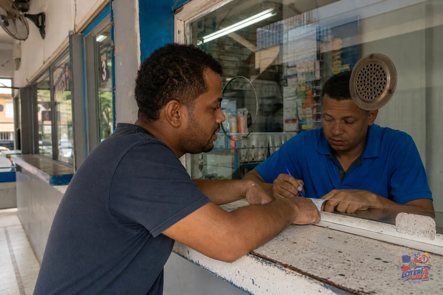 Terminal de banca dominicana con un ticket sin números legibles y libreta de cálculo sobre el mostrador