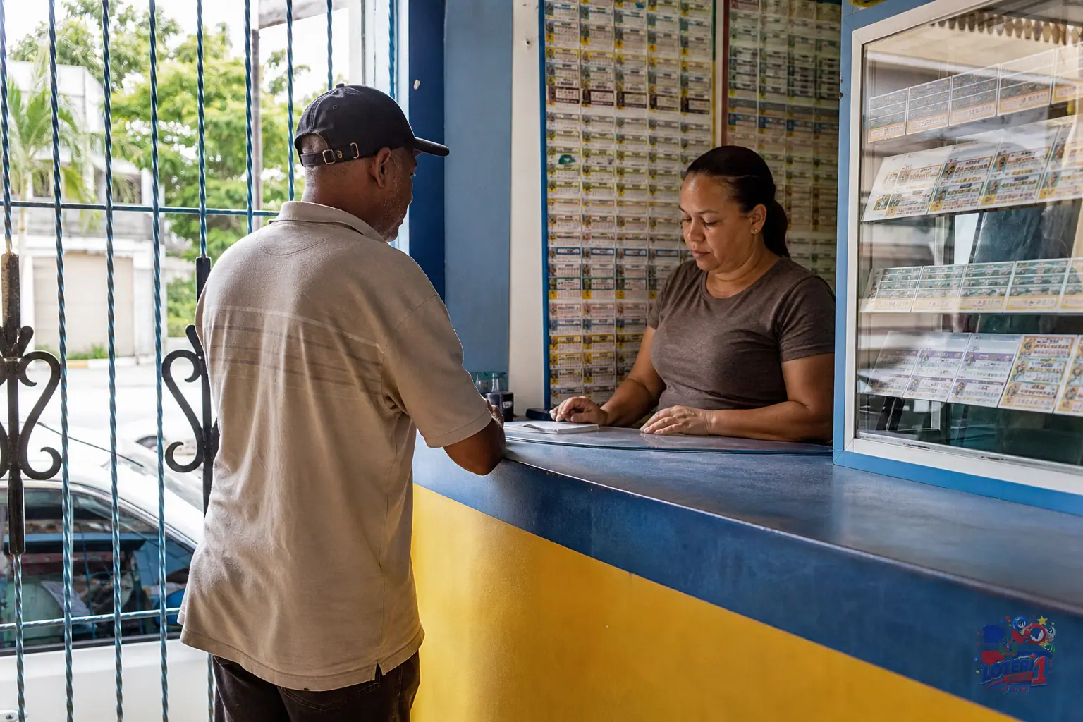 Mostrador de una banca dominicana con terminal y comprobantes sin datos legibles