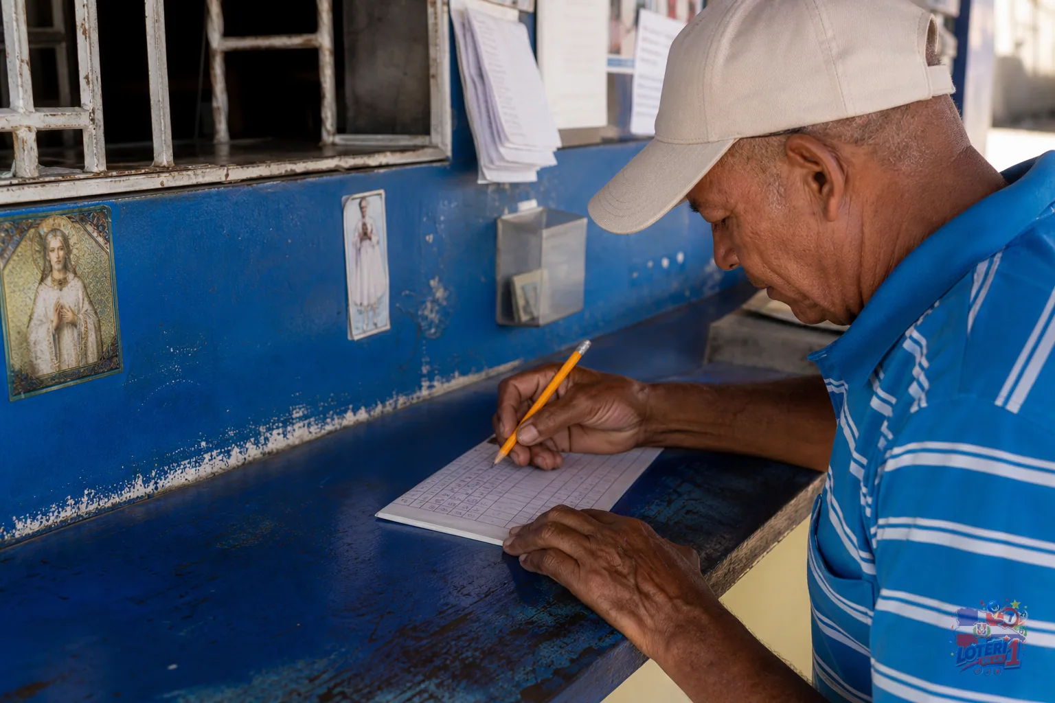 Libreta de charada abierta junto a una banca dominicana al amanecer