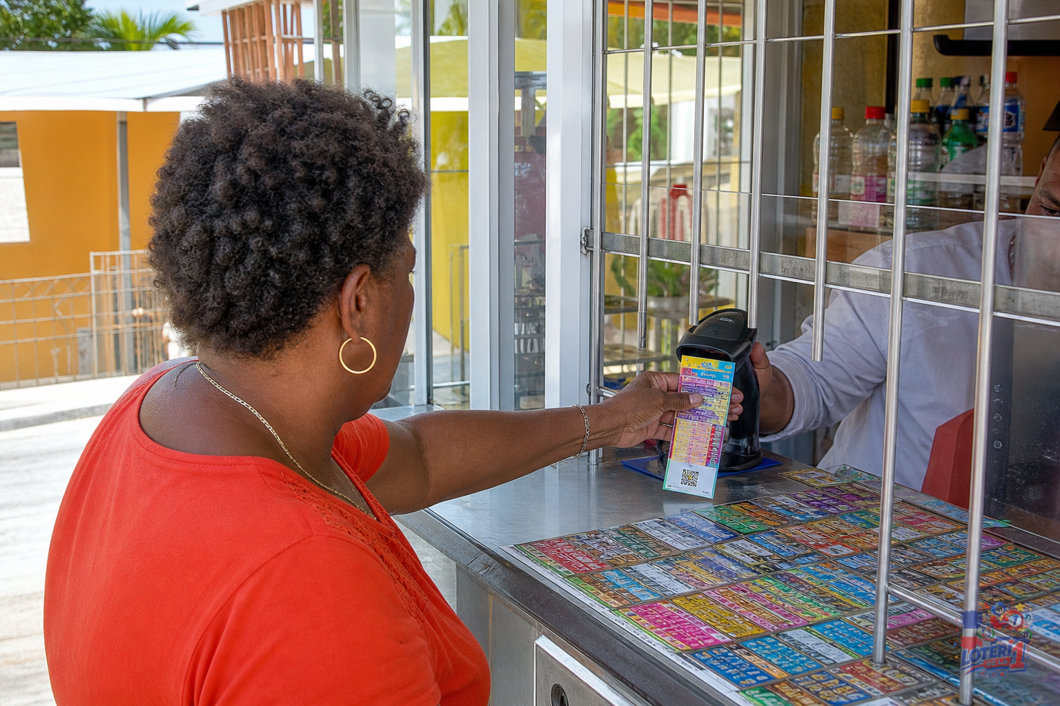 Una persona escaneando un boleto de lotería con código QR en un terminal moderno de una banca.